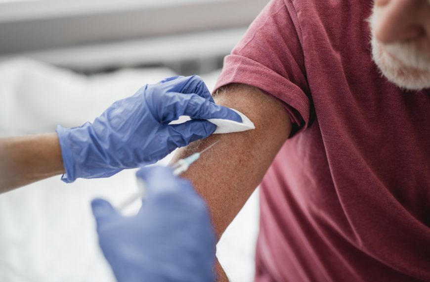 ЛЖВ с подавленной вирусной нагрузкой может не понадобиться третья доза вакцины от COVID-19