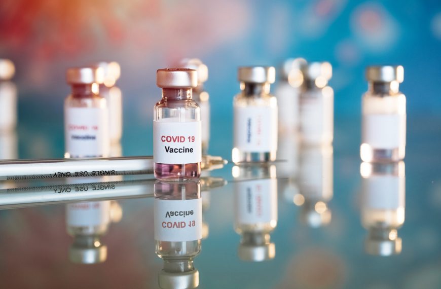 ACIP рекомендует людям с ВИЧ третью дозу вакцины от COVID-19
