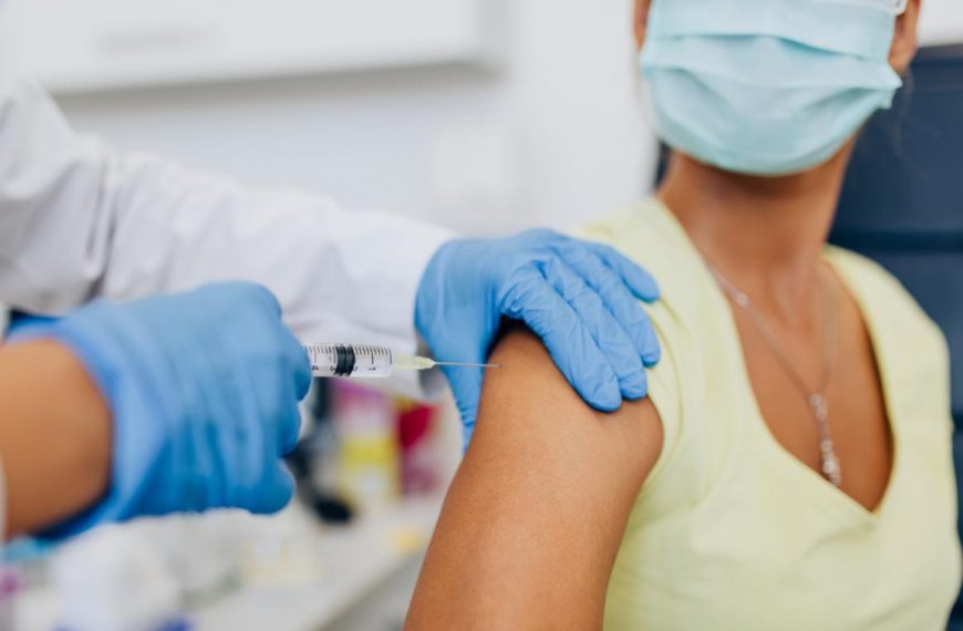 В Украине обязали вакцинироваться от COVID-19 людей определенных профессий