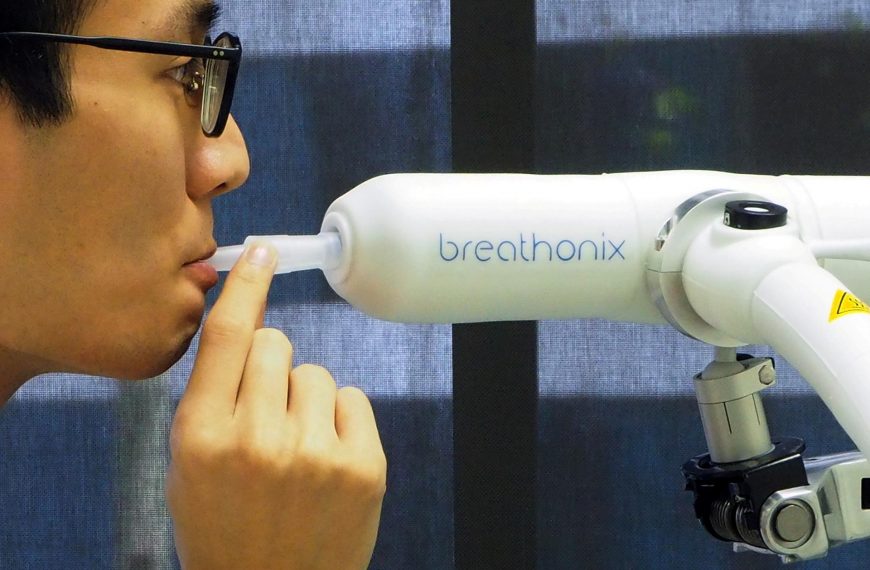 Дыхательный тест, за минуту определяющий наличие COVID-19, уже одобрен в Сингапуре