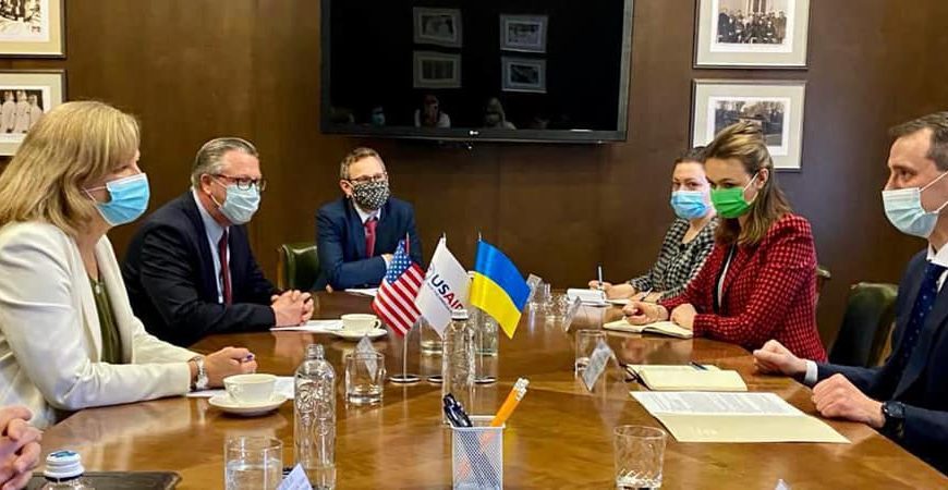 Украина и США обсудили сотрудничество в производстве вакцин от COVID-19